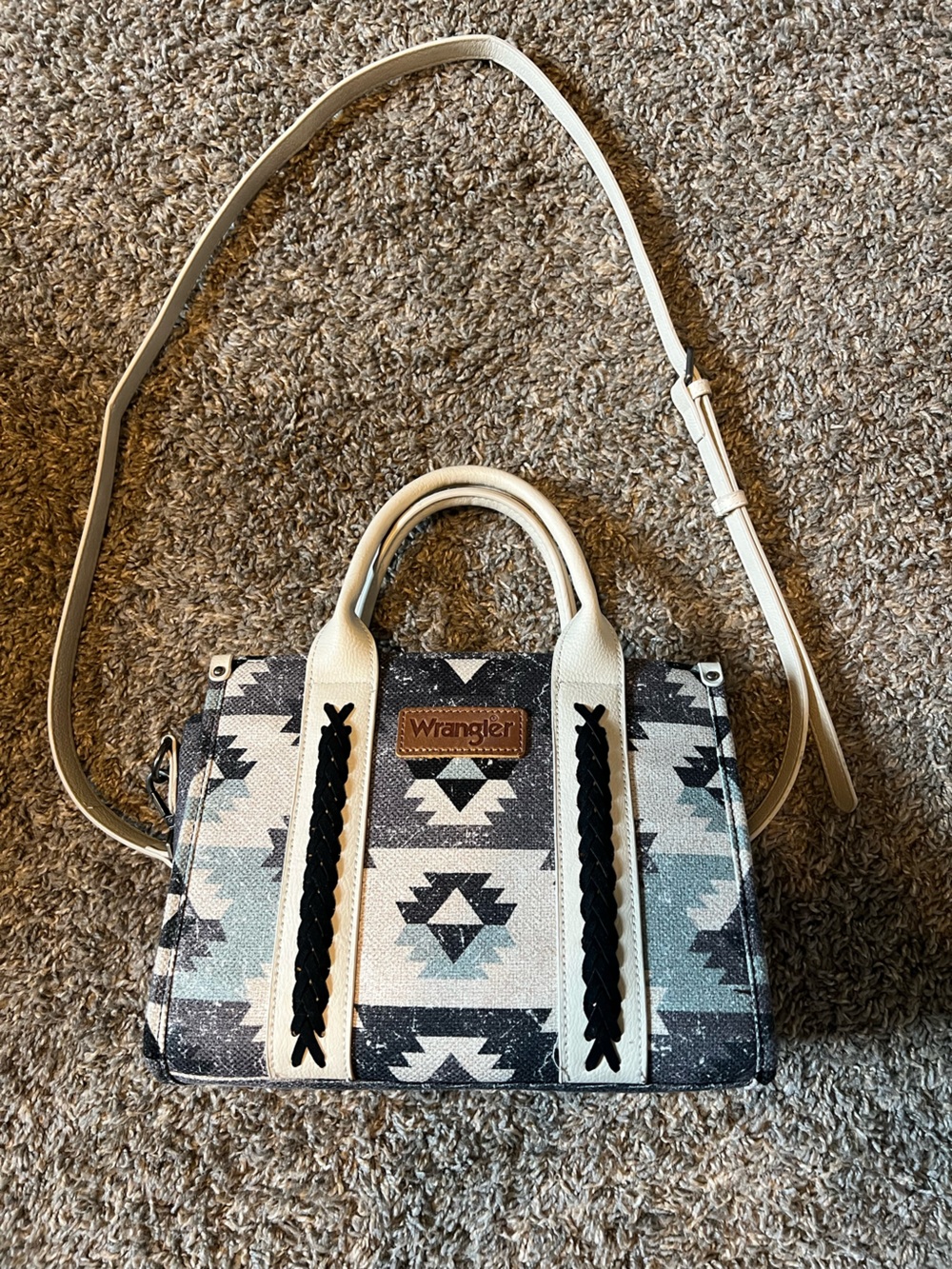 Wrangler Concealed Purse in an Aztec/Geometric Print Crossbody